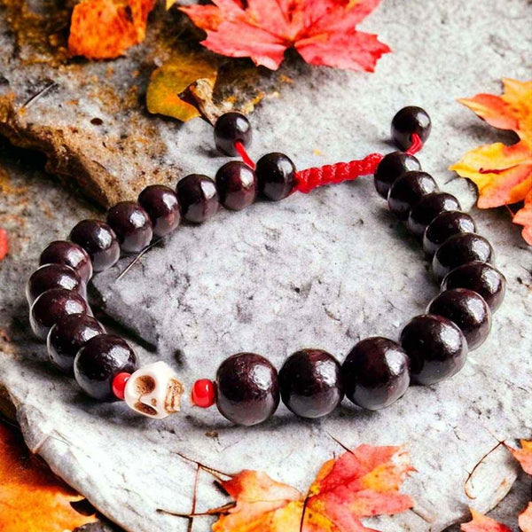Mala bouddhiste en perles sombres avec crâne, idéal pour méditation et pratique tibétaine