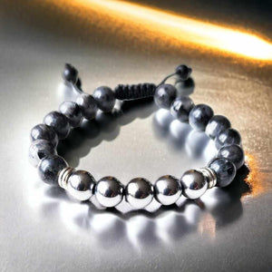 Bracelet bouddhiste en pierres sombres et perles métalliques, symbole de méditation et sérénité