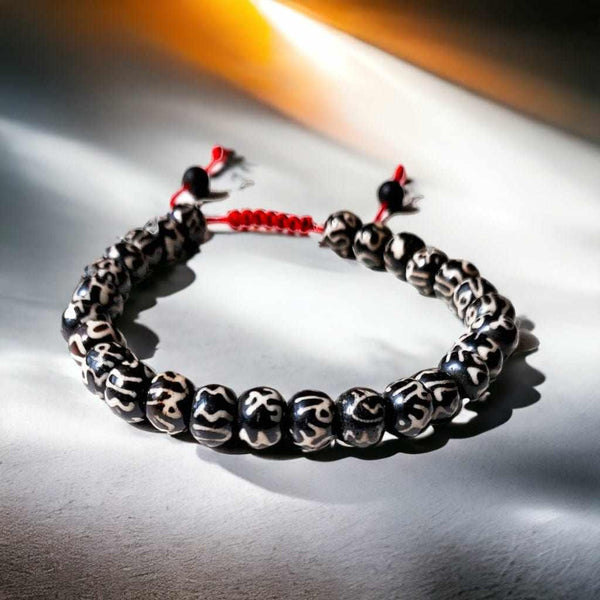 Bracelet de méditation bouddhiste avec perles noires et blanches, cordon rouge, symboles tibétains