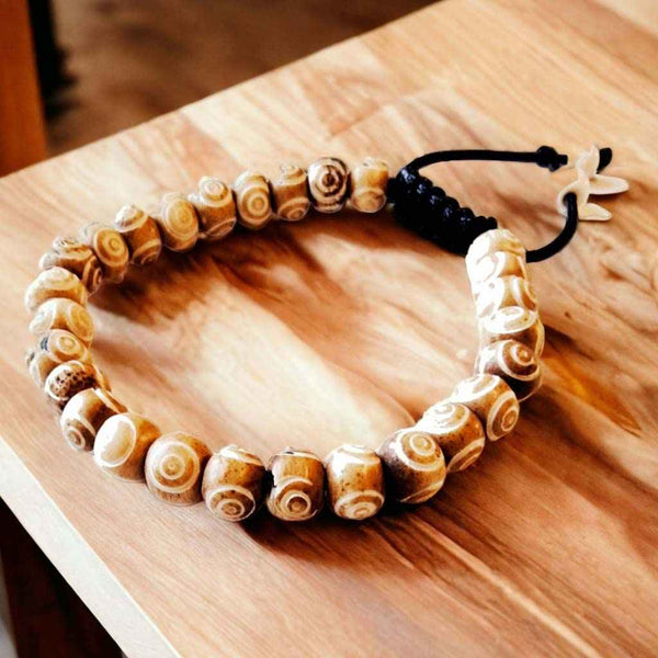 Bracelet bouddhiste en perles naturelles avec nœud tibétain, symbole de méditation et sagesse