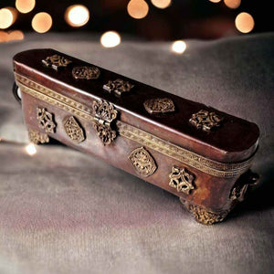 Boîte tibétaine en bois sculpté avec ornements métalliques, objets de philosophie bouddhiste
