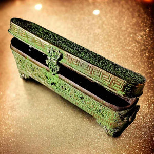 Boîte tibétaine en métal vert ornée de motifs bouddhistes, objet de décoration spirituelle