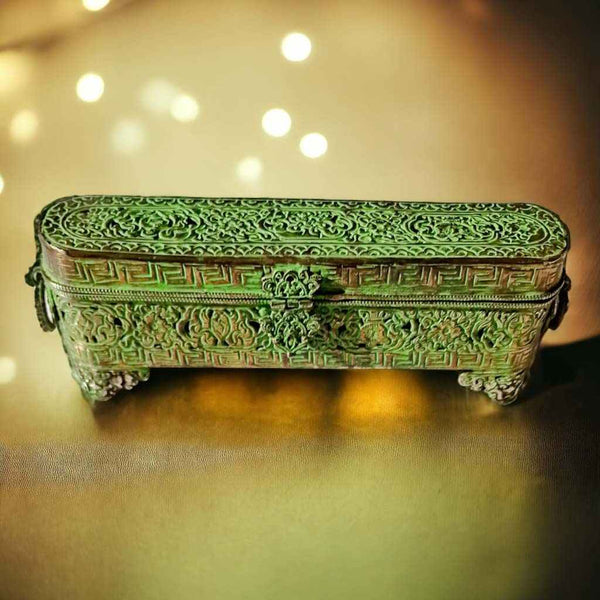 Boîte décorative tibétaine en métal vert avec motifs floraux et géométriques