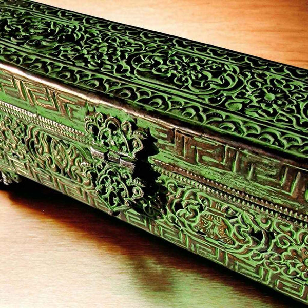 Boîte décorative tibétaine verte avec motifs floraux et géométriques sculptés