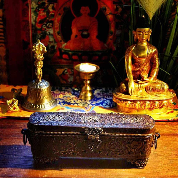 Boîte décorative tibétaine avec statue de Bouddha et cloche sur autel