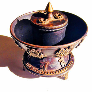 Brûle-encens tibétain en métal orné, objet bouddhiste traditionnel pour la méditation et la culture himalayenne