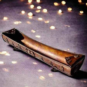 Brûle-parfum tibétain en métal gravé, objet de méditation bouddhiste avec motifs traditionnels