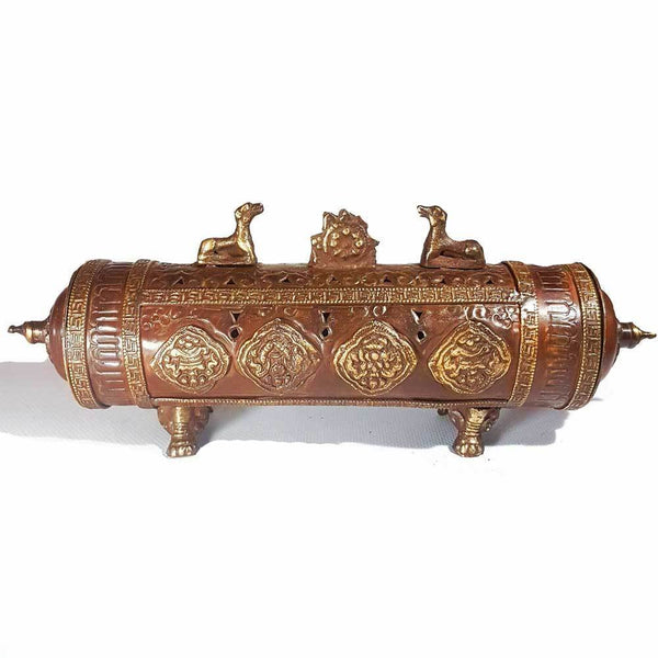 Objet bouddhiste tibétain en métal doré, orné de motifs traditionnels et de figures animales, symbole de la culture himalayenne.