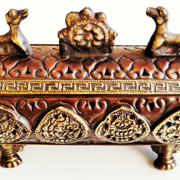 Brûle-encens tibétain en bronze orné de motifs bouddhistes et de figures animales