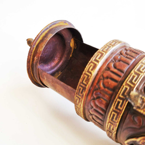 Objet bouddhiste tibétain sculpté avec motifs dorés, artisanat de l'Himalaya