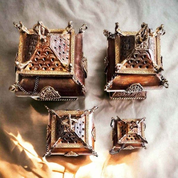Brûle-encens tibétains en métal ciselé, objets bouddhistes artisanaux de l'Himalaya