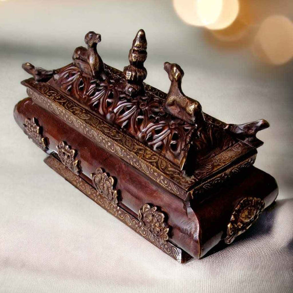 Boîte à encens bouddhiste tibétaine en bois sculpté, ornée de motifs traditionnels et d'animaux sacrés