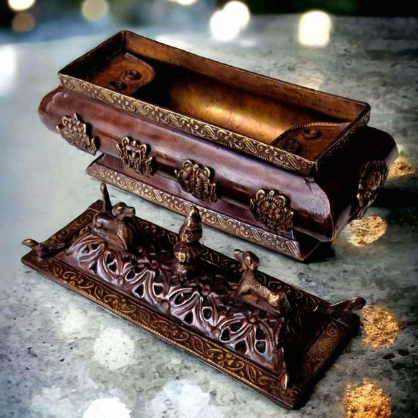Brûle-encens tibétain en bois sculpté avec motifs traditionnels et figurines animales