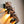 Brûle-encens tibétain en métal doré, orné de motifs traditionnels bouddhistes, éclairé par la flamme