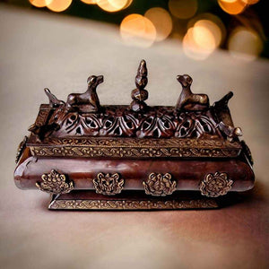 Boîte à encens bouddhiste tibétaine en pierre et métal, ornée de motifs traditionnels et de figurines de cerfs.