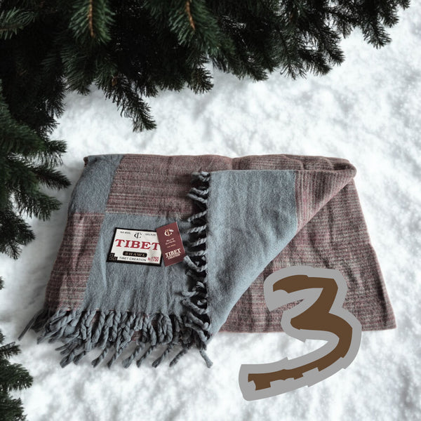 Châle tibétain en laine de yack, motif carreaux gris et rose, franges, neige et branches de sapin