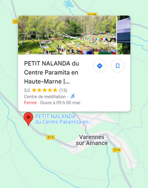 Petit Nalanda, centre de méditation en Haute-Marne, avec drapeaux tibétains et jardin paisible