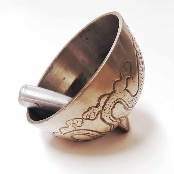 Bol tibétain en métal gravé avec motif de dragon, objet de méditation bouddhiste