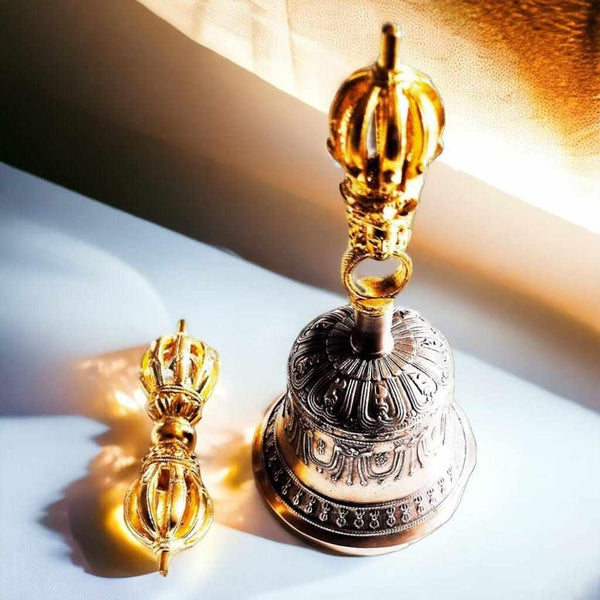 Cloche et vajra bouddhiques tibétains en métal doré, objets de méditation et rituels spirituels