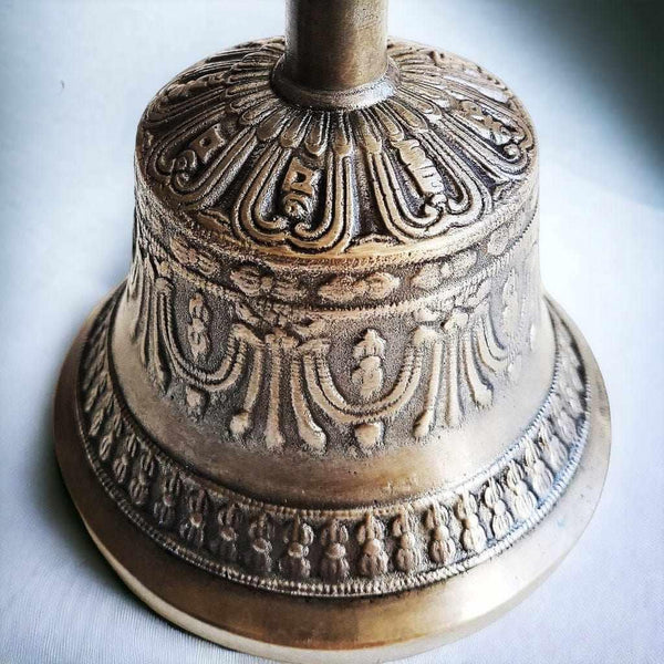Cloche tibétaine en bronze ornée de motifs bouddhistes traditionnels pour méditation
