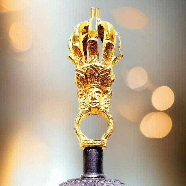 Vajra dorje bouddhiste tibétain doré, symbole de la sagesse et de la compassion, objet de méditation