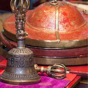 Cloche et vajra bouddhistes tibétains, objets de méditation et rituels, artisanat himalayen