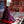 Couverture tibétaine en laine pour méditation, style bouddhiste, avec bordure rouge, dans un centre de pratique spirituelle.