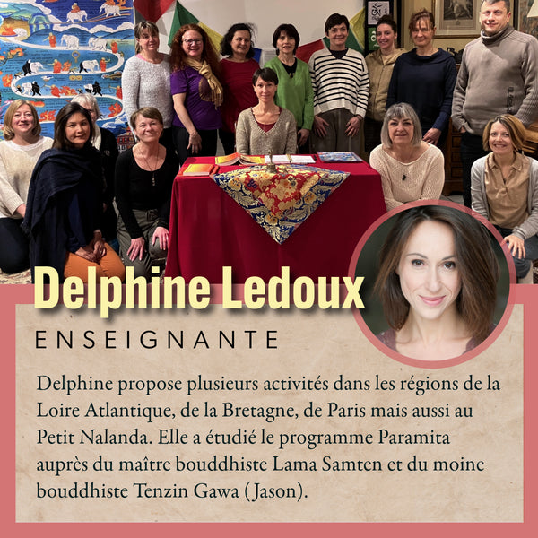 Groupe de pratiquants bouddhistes avec Delphine Ledoux, enseignante au Petit Nalanda, autour d'une table rituelle