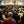 Conférence sur la méditation bouddhiste avec public attentif, drapeaux tibétains et enseignement spirituel