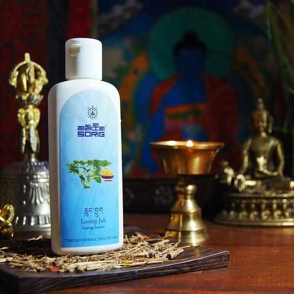 Lotion Loong-Juk aux herbes tibétaines, soin naturel bouddhiste avec statuettes et offrandes