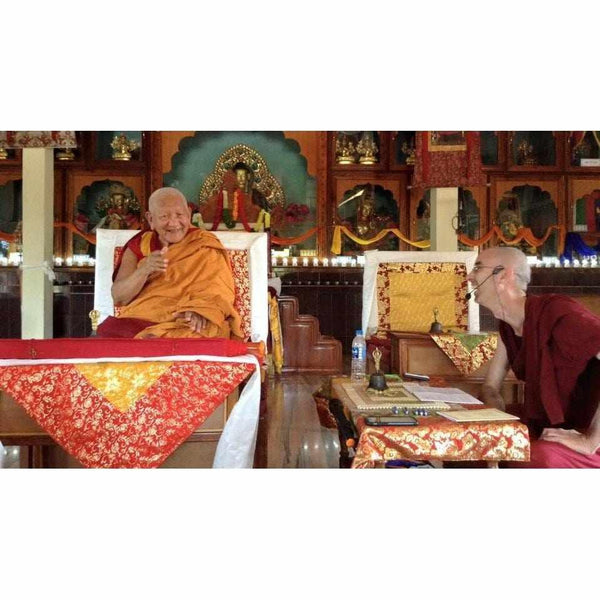 Lama bouddhiste enseignant la méditation dans un temple tibétain avec décor traditionnel et objets sacrés