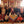 Groupe en méditation bouddhiste tibétaine avec lama, thangkas et objets rituels