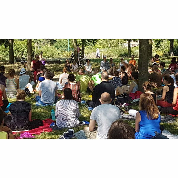 Groupe en méditation bouddhiste en plein air, cercle sous les arbres, philosophie tibétaine