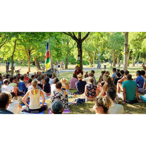Groupe en méditation bouddhiste en plein air, enseignement de Lama Samten sous les arbres