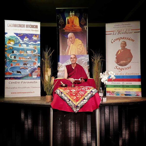Lama Samten enseigne la philosophie bouddhiste tibétaine lors d'une conférence sur la méditation et le calme mental