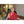 Lama bouddhiste en robe rouge souriant lors d'une conférence sur la méditation