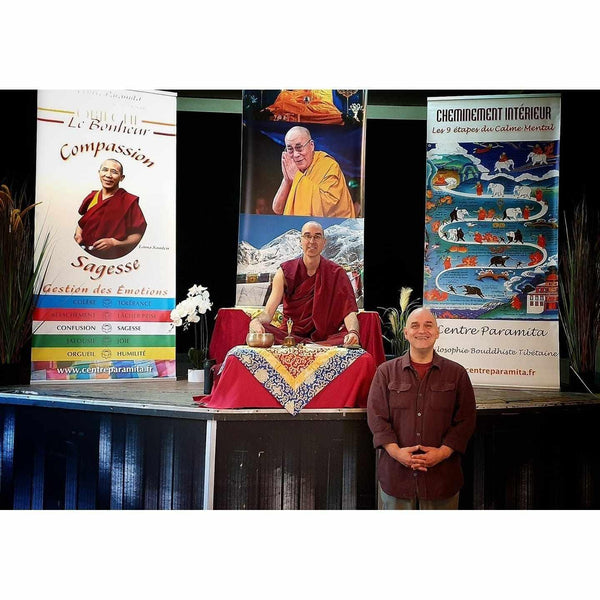 Lama Samten enseigne la philosophie bouddhiste tibétaine lors d'une conférence sur la méditation et la compassion.