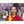 Lama bouddhiste souriant en robe rouge et jaune sous glycines violettes, enseignant la méditation