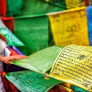 Drapeaux de prière tibétains colorés avec textes sacrés, symboles de la philosophie bouddhiste et culture himalayenne