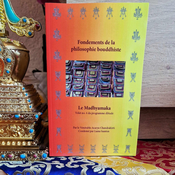 Livre 'Fondements de la philosophie bouddhiste' par Acarya Chandrakirti, condensé par Lama Samten, près d'un objet tibétain orné.