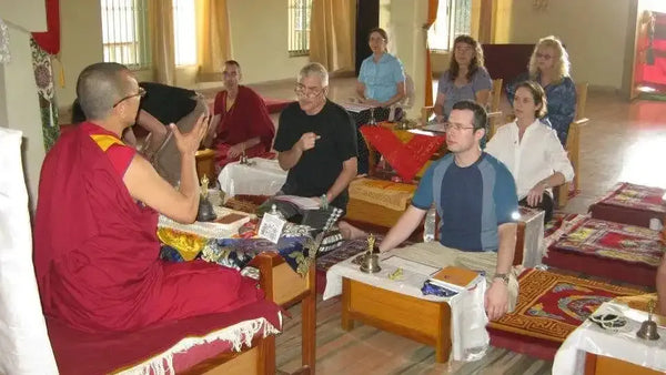 Lama enseignant la méditation bouddhiste tibétaine à des élèves dans un centre spirituel