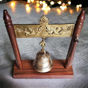 Cloche bouddhiste tibétaine en bronze avec dragons, sur support en bois, symbole de méditation et sagesse
