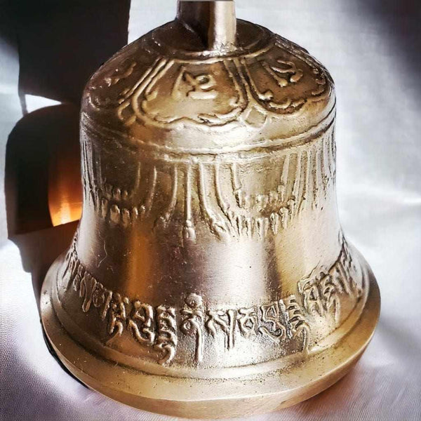Cloche bouddhiste tibétaine en bronze avec inscriptions sacrées, objet de méditation et de spiritualité