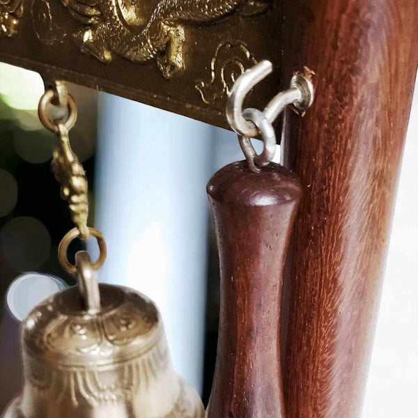 Cloche bouddhiste en bronze avec battant en bois, détails sculptés, objet de méditation tibétaine