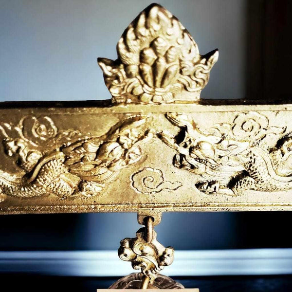 Objet bouddhiste tibétain doré avec dragons et lotus, art sacré de l'Himalaya