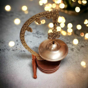Gong tibétain en bronze avec support en bois et nœud mystique, objet de méditation bouddhiste