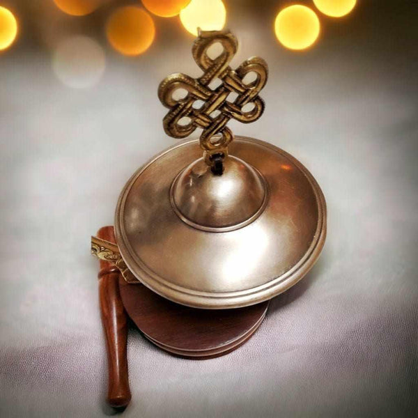 Gong tibétain en bronze avec nœud mystique, objet de méditation bouddhiste et culture himalayenne