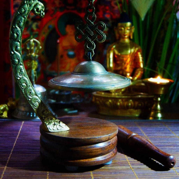 Gong tibétain en bronze avec maillet en bois, symbole bouddhiste, sur autel avec statue de Bouddha