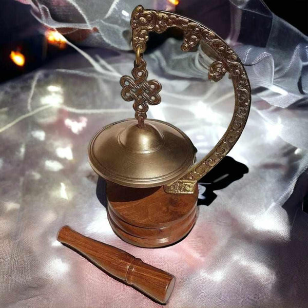 Cloche tibétaine en bronze avec marteau en bois, symbole bouddhiste pour la méditation et la philosophie tibétaine