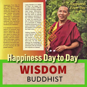 Lama Samten, maître bouddhiste tibétain, souriant en robe rouge, avec le livre 'Happiness Day to Day', sagesse bouddhiste